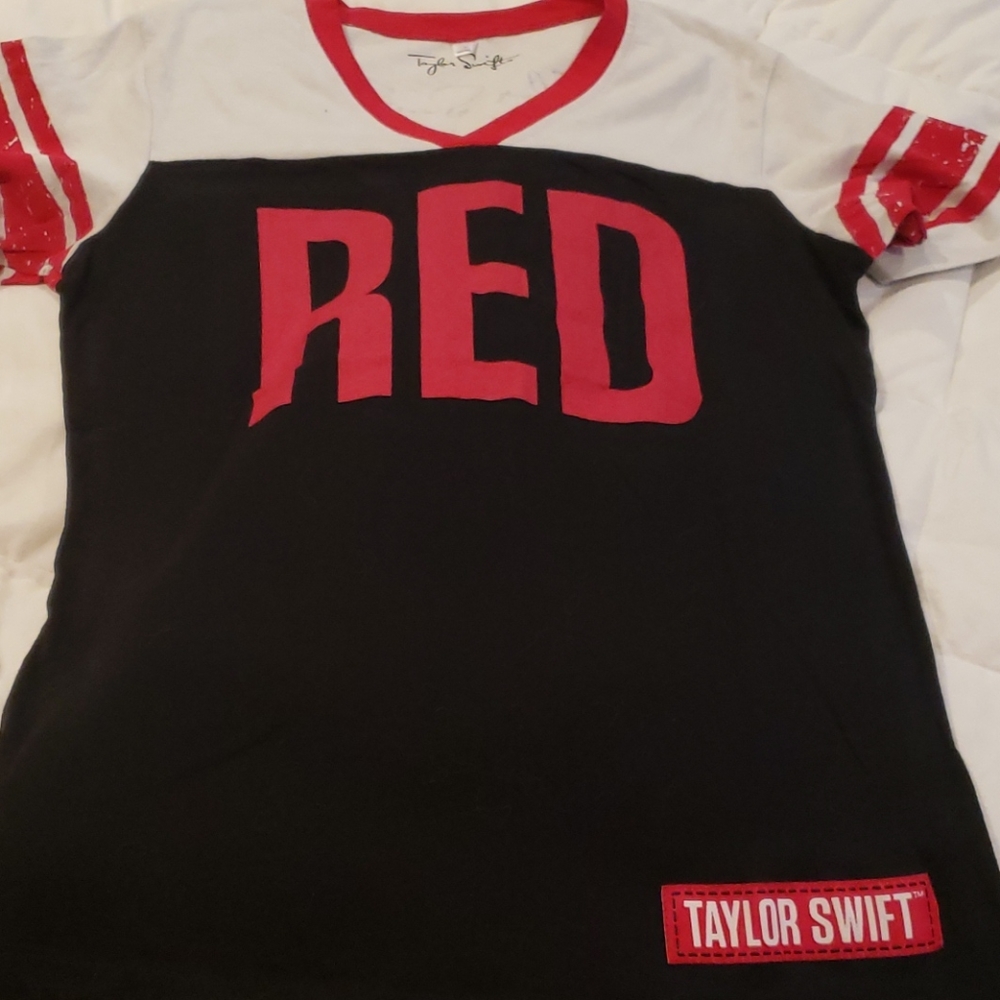 Taylor Swift Red shirt